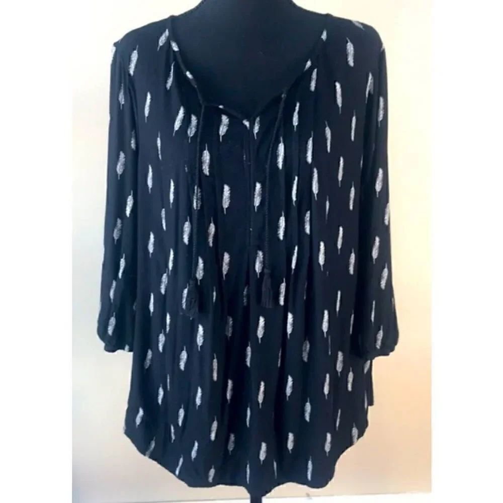 💕Sonoma Large black blouse with feather design in white. Has 3/4 sleeves